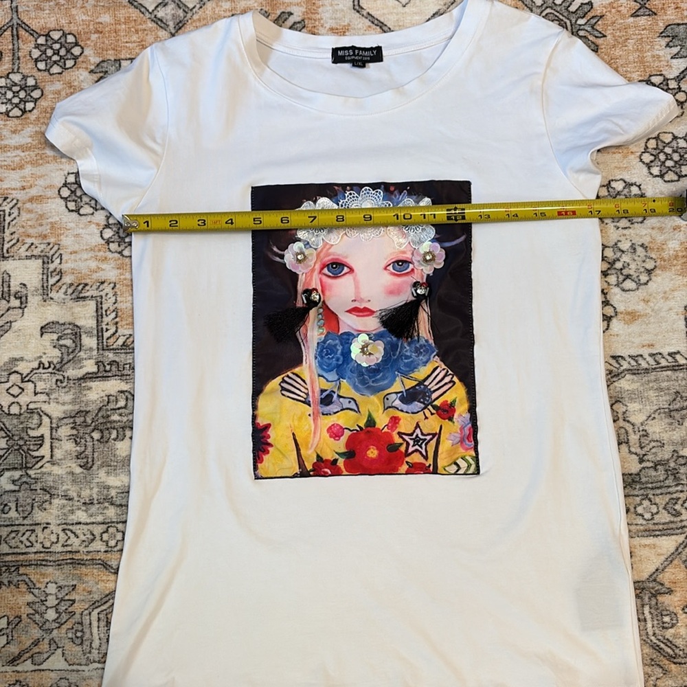 MISS FAMILY EQUIPMENT 1975 L/XL funky and fun mixed media t shirt of a painting - Picture 6 of 9
